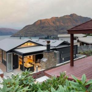 Mountain Vista - recently renovated beautiful home with spa pool Queenstown