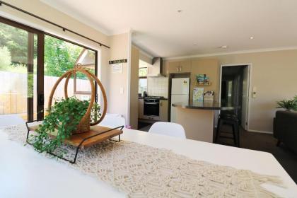 Kiwi Style Cottage Outside Areas Fabulous Views - image 3