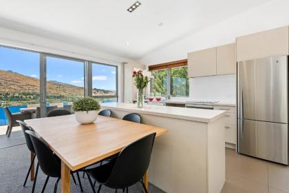 Remarkable Views on Goldrush Way - Queenstown Holiday Home - image 12