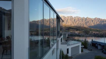 This Luxurious Newly Renovated Villa has Private Access to Lake Wakatipu Queenstown Villa 1027 