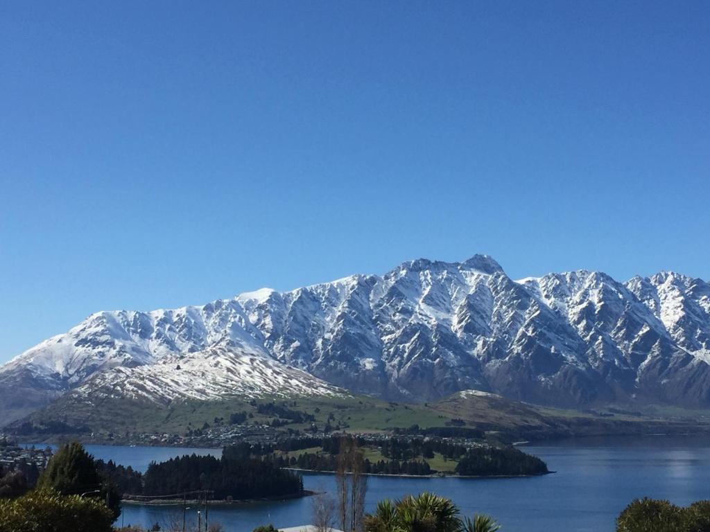 Remarkable Lake View Townhouse Queenstown Hill - main image