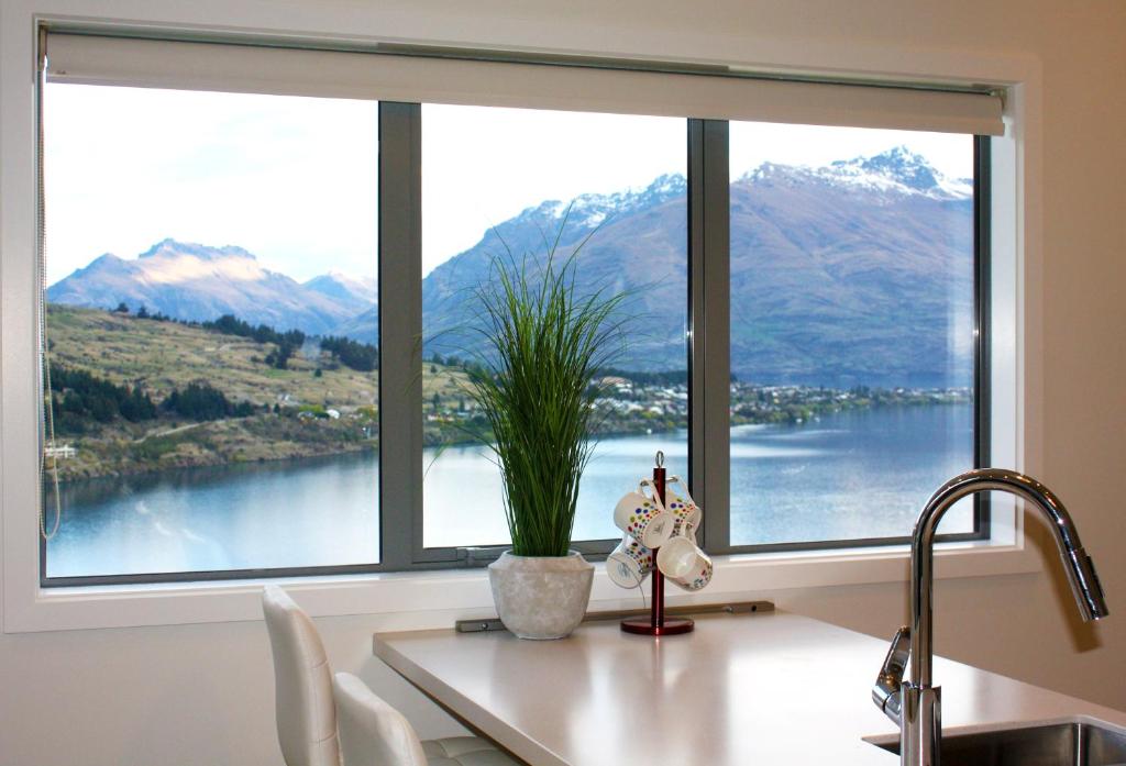 Remarkable Lake View Townhouse Queenstown Hill - image 2