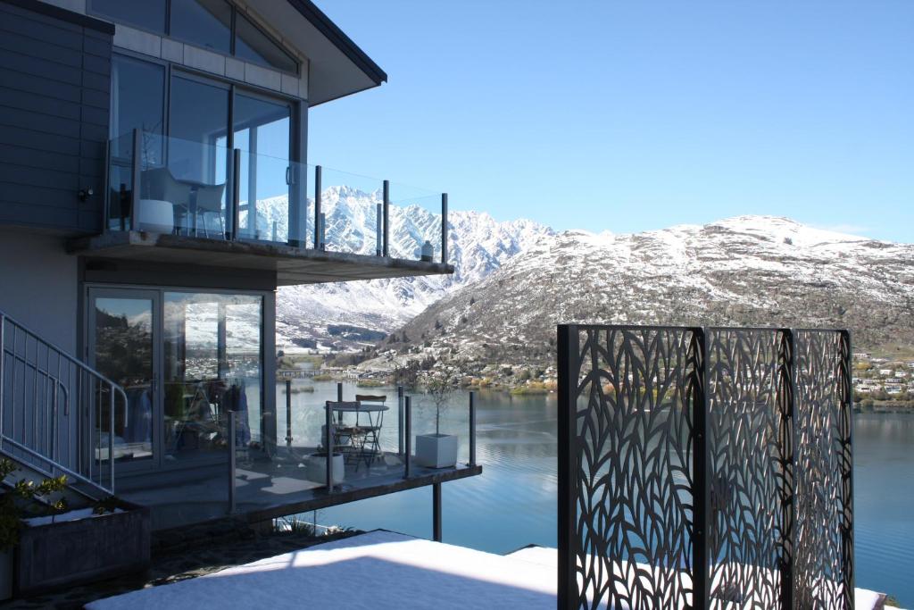 Remarkable Lake View Townhouse Queenstown Hill - image 3