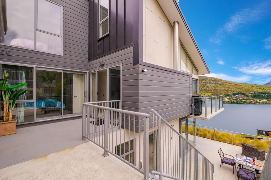 Queenstown Lake Views - Upstairs Apartment - image 3