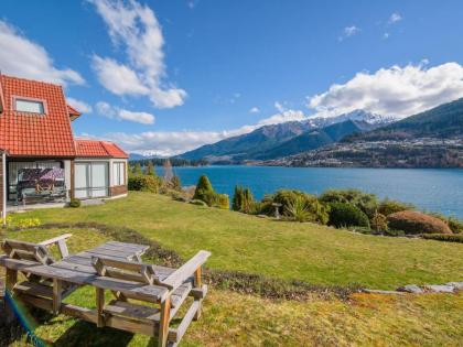 Lakefront Cottage - Queenstown Holiday Unit in Queenstown