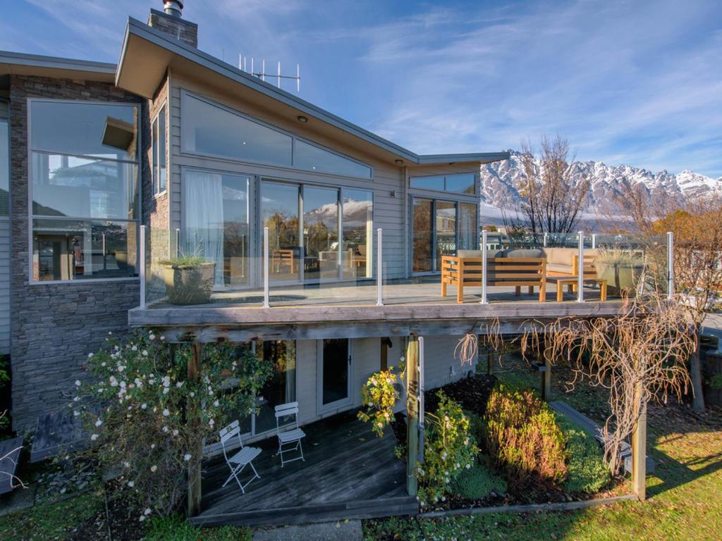 Lake Views on Yewlett - Queenstown Holiday Home - main image