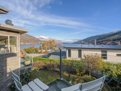 Lake Views on Yewlett - Queenstown Holiday Home - image 4