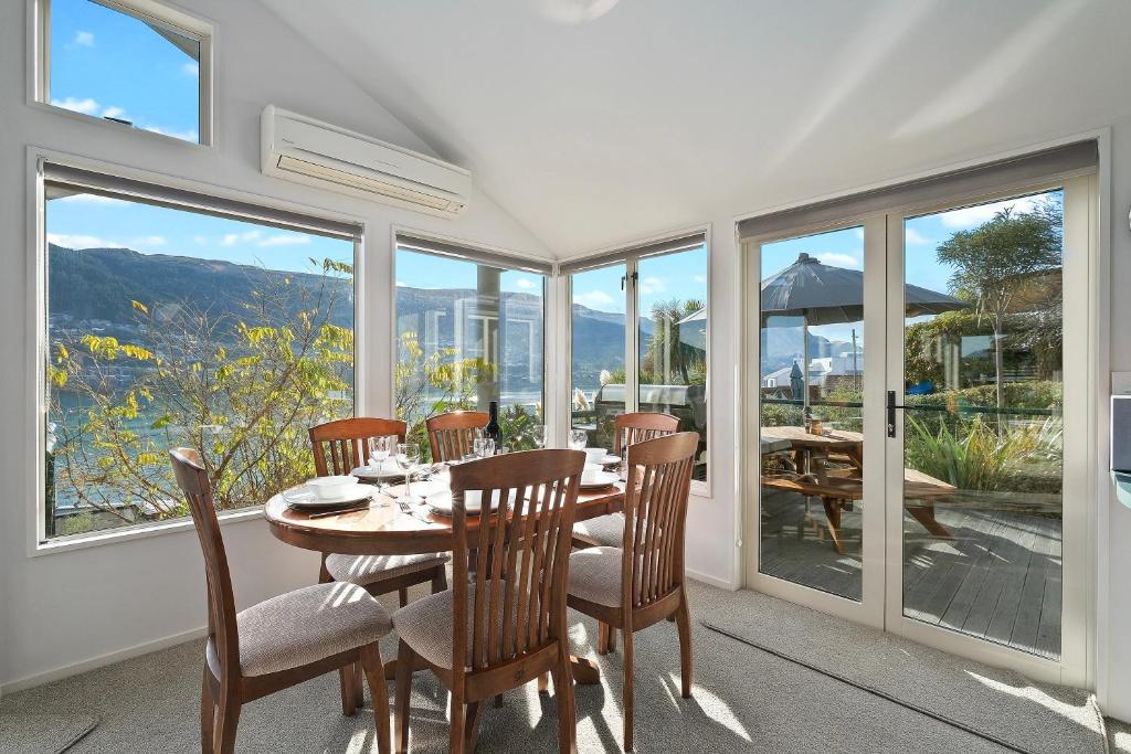 Lake View on Lewis - Queenstown Holiday Home - image 4