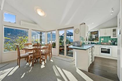 Lake View on Lewis - Queenstown Holiday Home - image 6