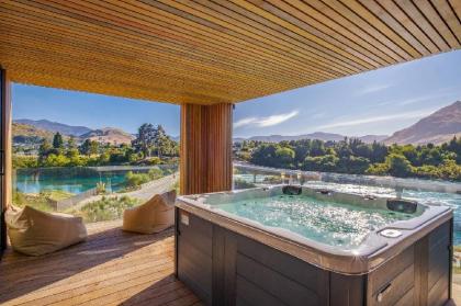 Lakes Edge Oasis  Three Bedroom  Hot Tub  NEW! Queenstown 