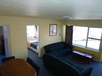 Lakeside Motel - image 11