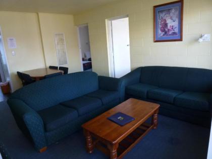 Lakeside Motel - image 12