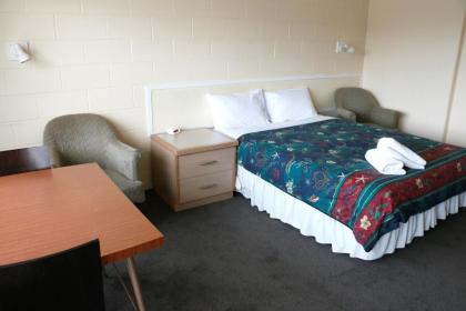 Lakeside Motel - image 20