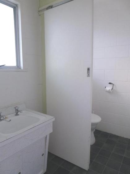 Lakeside Motel - image 3