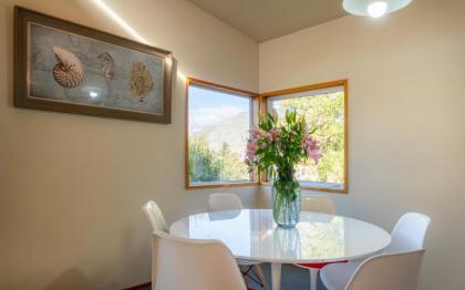 Central location spacious house and walk to town 3 minutes - image 14
