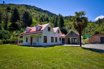 Lakeside Bliss Homestead - image 5