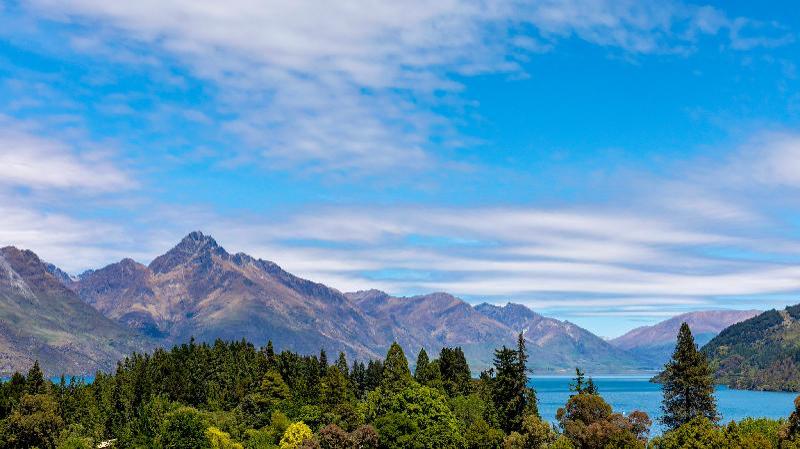 Holiday Inn Express And Suites Queenstown - image 2