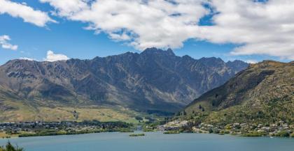 4 Bedroom Home with elevated views of Lake Wakatipu & The Remarkables - image 24