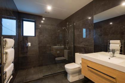 4 Bedroom Home with elevated views of Lake Wakatipu & The Remarkables - image 28