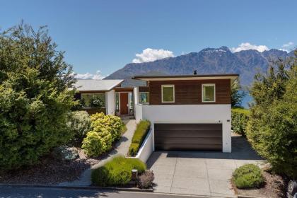 Whakata on Whitbourn - Luxury Retreat With Spa - image 23