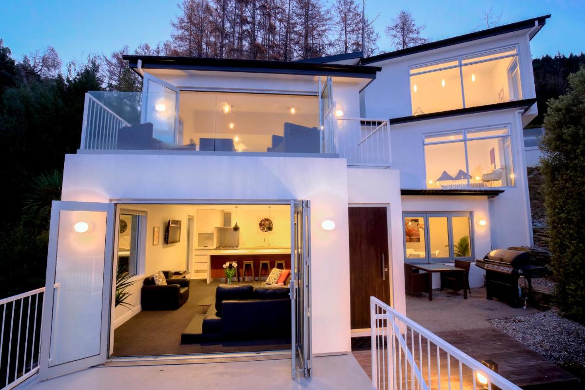 Hensman Haven - Queenstown Holiday Home - main image