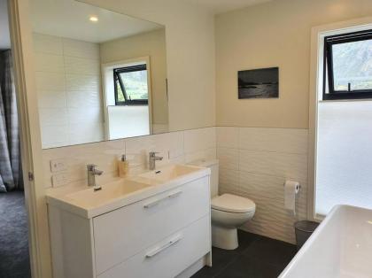 Beautiful Lake and Alpine Views - Queenstown - image 25