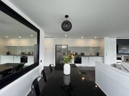 Heart of Queenstown - 5 bedroom apartment - image 15