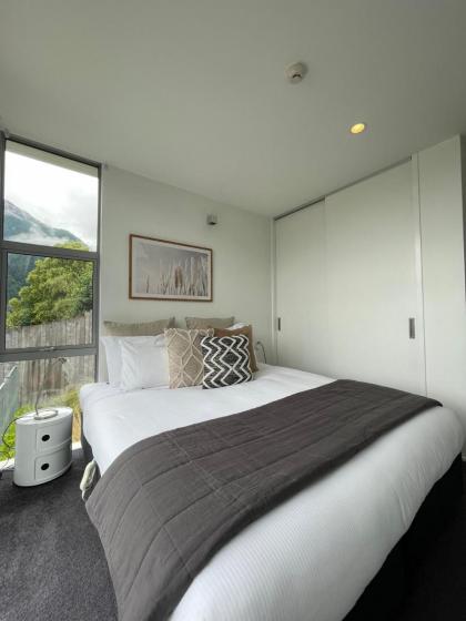 Heart of Queenstown - 5 bedroom apartment - image 25