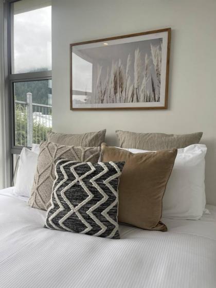 Heart of Queenstown - 5 bedroom apartment - image 3