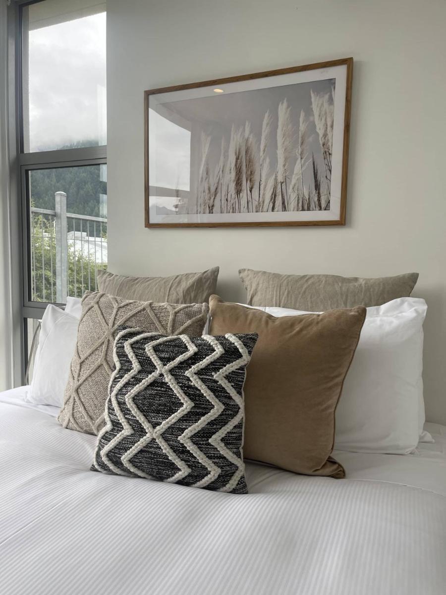 Heart of Queenstown - 5 bedroom apartment - image 3