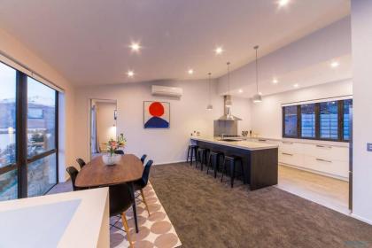 Luxury Retreat at 5 on The Hill Queenstown - image 10