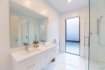 Luxury Retreat at 5 on The Hill Queenstown - image 11