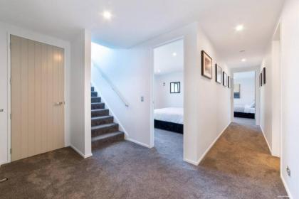 Luxury Retreat at 5 on The Hill Queenstown - image 18