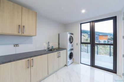 Luxury Retreat at 5 on The Hill Queenstown - image 21