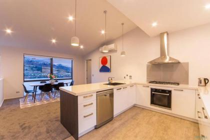 Luxury Retreat at 5 on The Hill Queenstown - image 4