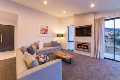Luxury Retreat at 5 on The Hill Queenstown - image 5