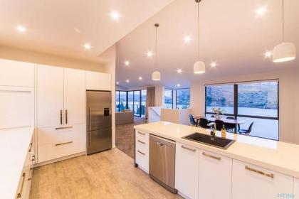 Luxury Retreat at 5 on The Hill Queenstown - image 6