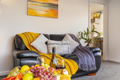 Central Cozy 3 Bedroom Home Free Wifi & Parking Flat Walk - image 23