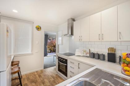 Central Cozy 3 Bedroom Home Free Wifi & Parking Flat Walk - image 24