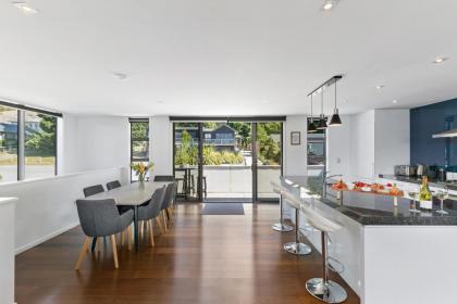 Remarkable Lake View Modern Executive Home - image 12