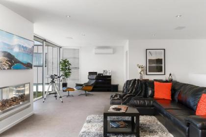 Remarkable Lake View Modern Executive Home - image 21