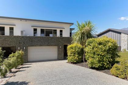 Remarkable Lake View Modern Executive Home - image 23