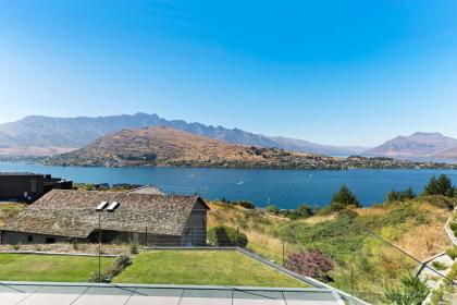 Remarkable Lake View Modern Executive Home - image 28