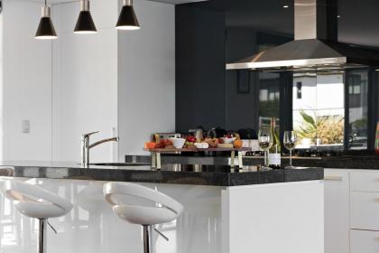 Remarkable Lake View Modern Executive Home - image 30