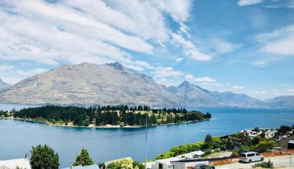 Spectacular Panoramic 5Bedroom Lakeview - image 21