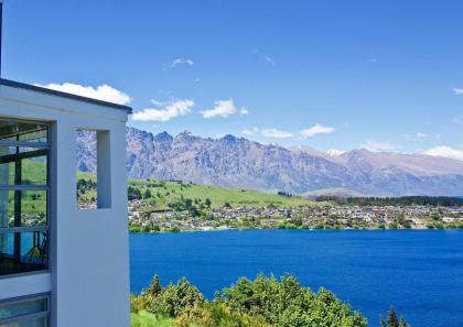 Spectacular Panoramic 5Bedroom Lakeview - image 25
