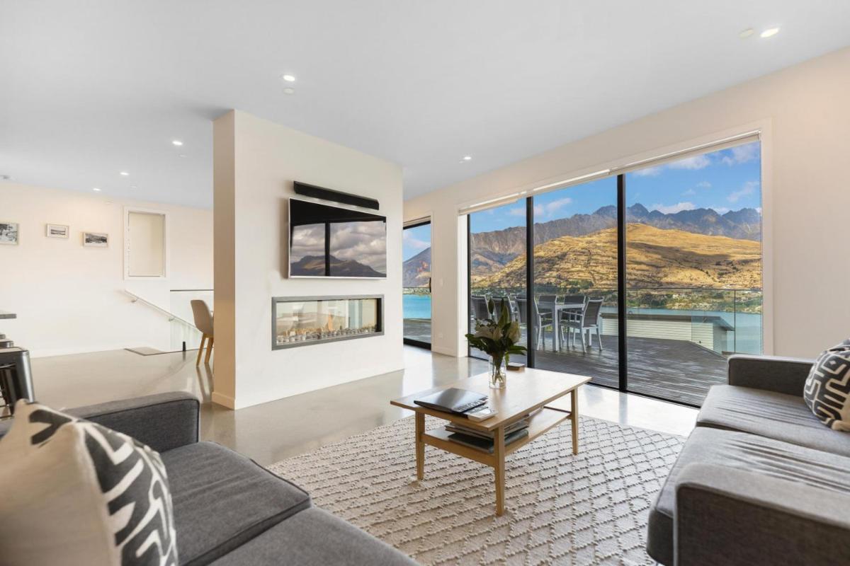 High Rise Views Luxury Retreat - main image