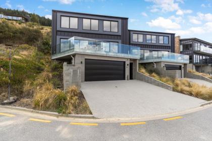 High Rise Views Luxury Retreat - image 11