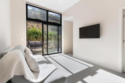 High Rise Views Luxury Retreat - image 2