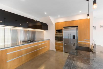 High Rise Views Luxury Retreat - image 4
